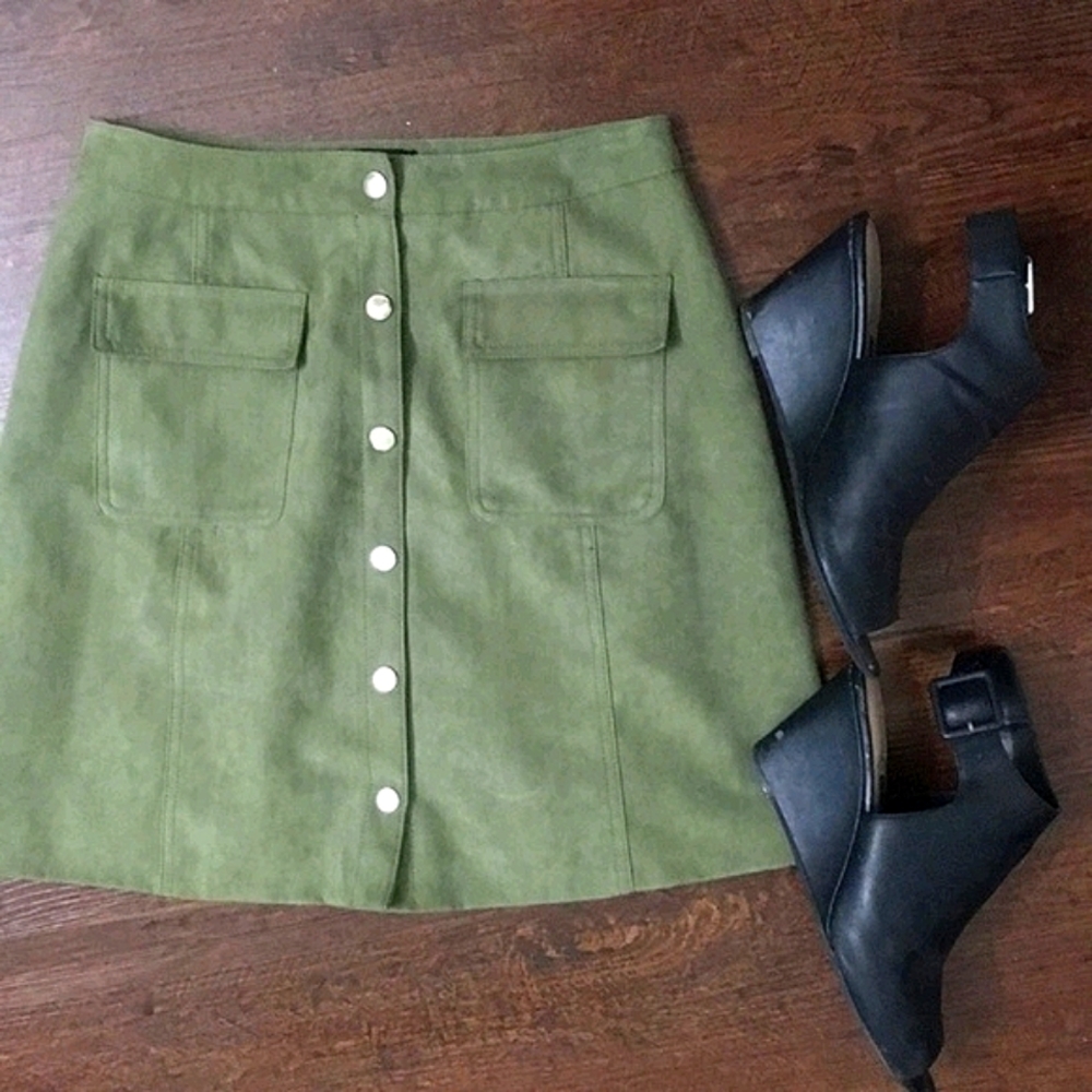 NWOT 🍀Olive Green Vegan Mini Skirt with Pockets! - Picture 2 of 6